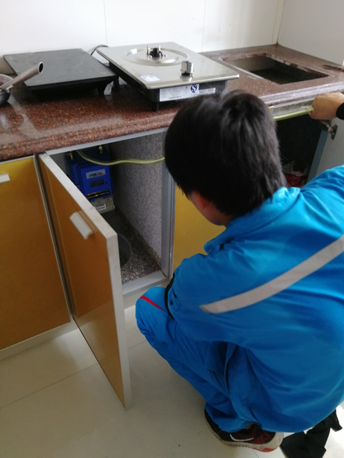 工作人怨佚在通气点火服务_副本.jpg