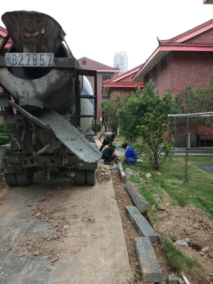 管沟边路沿石复原及复原浇筑混凝土路面_副本.jpg 管沟边路沿石复原及复原浇筑混凝土路面_副本.jpg